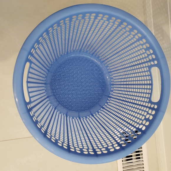 Plastic blue bin/ basket/ container/ garbage - Picture 5 of 5